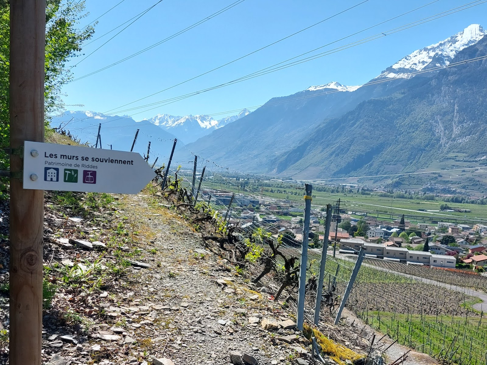 Les murs se souviennent: histoire et patrimoine bâti