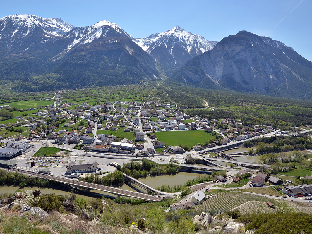 Les dépôts de l'Illgraben forment un vaste éventail, recouvert par les prés, la forêt et le village de Susten.