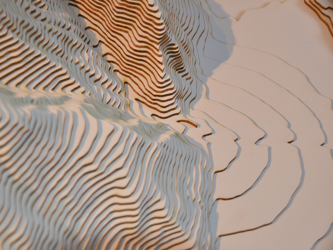 Gros plan sur la maquette de l'Illgraben. A droite, le cône de déjection.