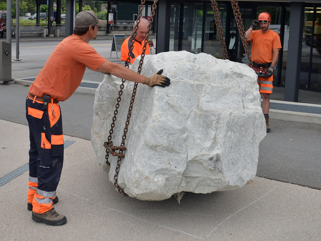 Installation du bloc sur la place de la gare: au millimètre!