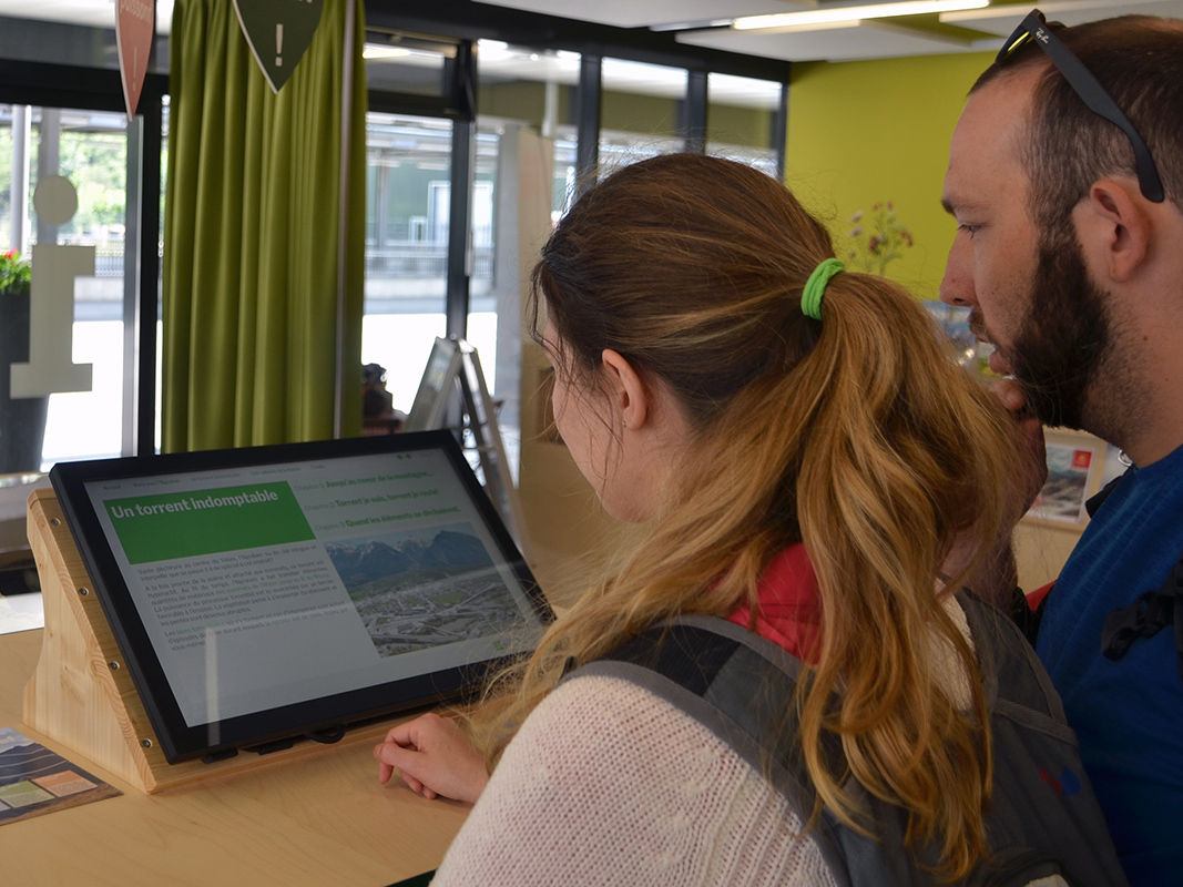 Le travail de l'érosion, encore plus imUne borne interactive pour découvrir l'Illgraben en s'amusant.