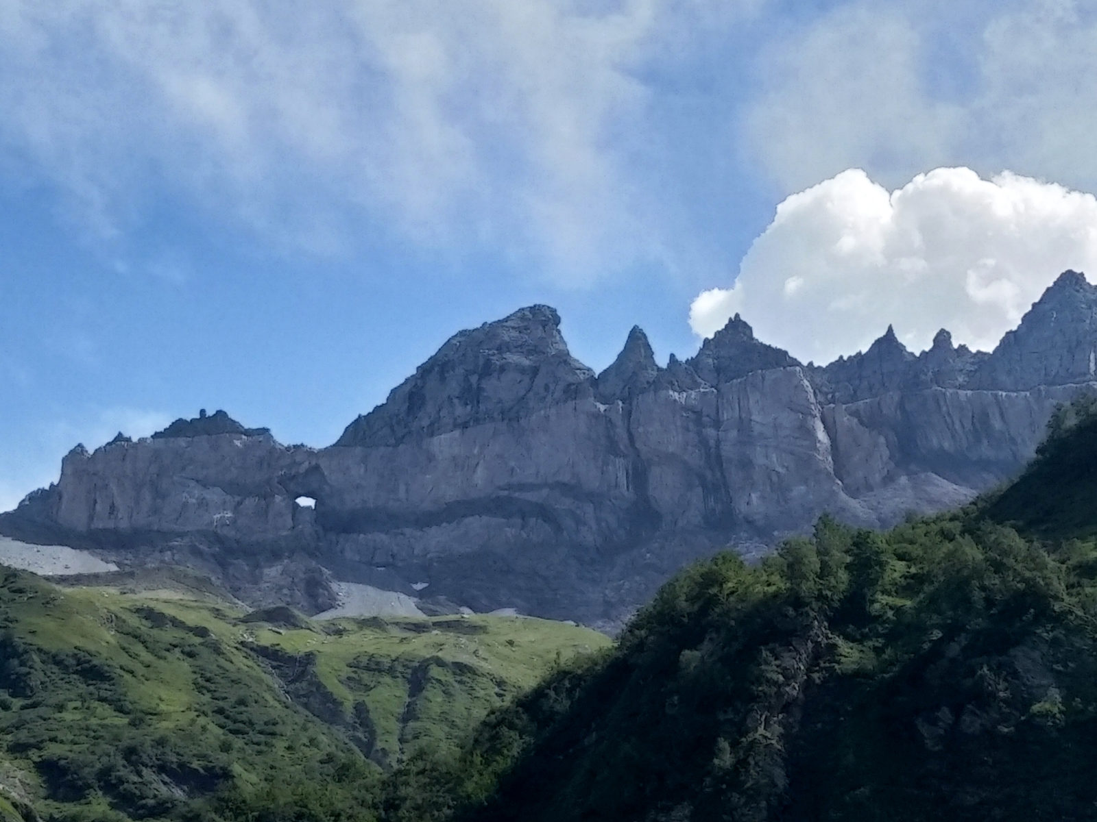 Le chevauchement et le Martinsloch vu depuis le côté glaronais.